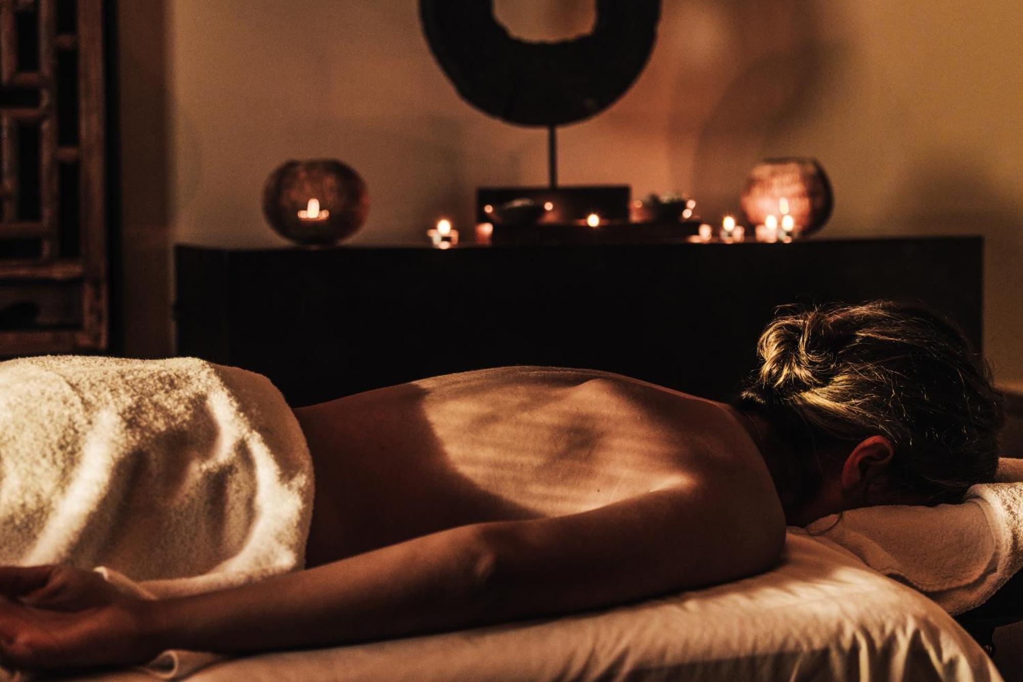 Sensi Azores Nature And Spa Ginetes Εξωτερικό φωτογραφία A woman receiving a massage