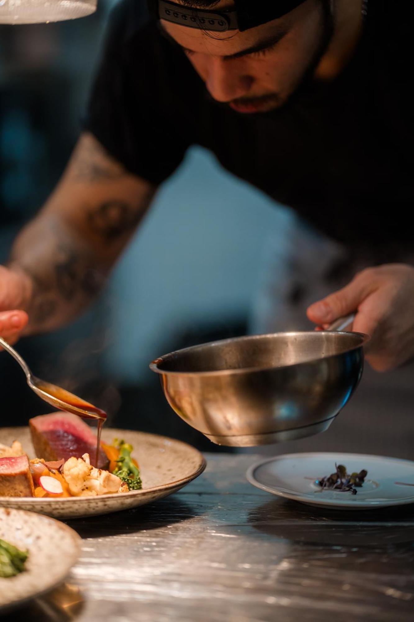 Sensi Azores Nature And Spa Ginetes Εξωτερικό φωτογραφία A chef preparing a sauce
