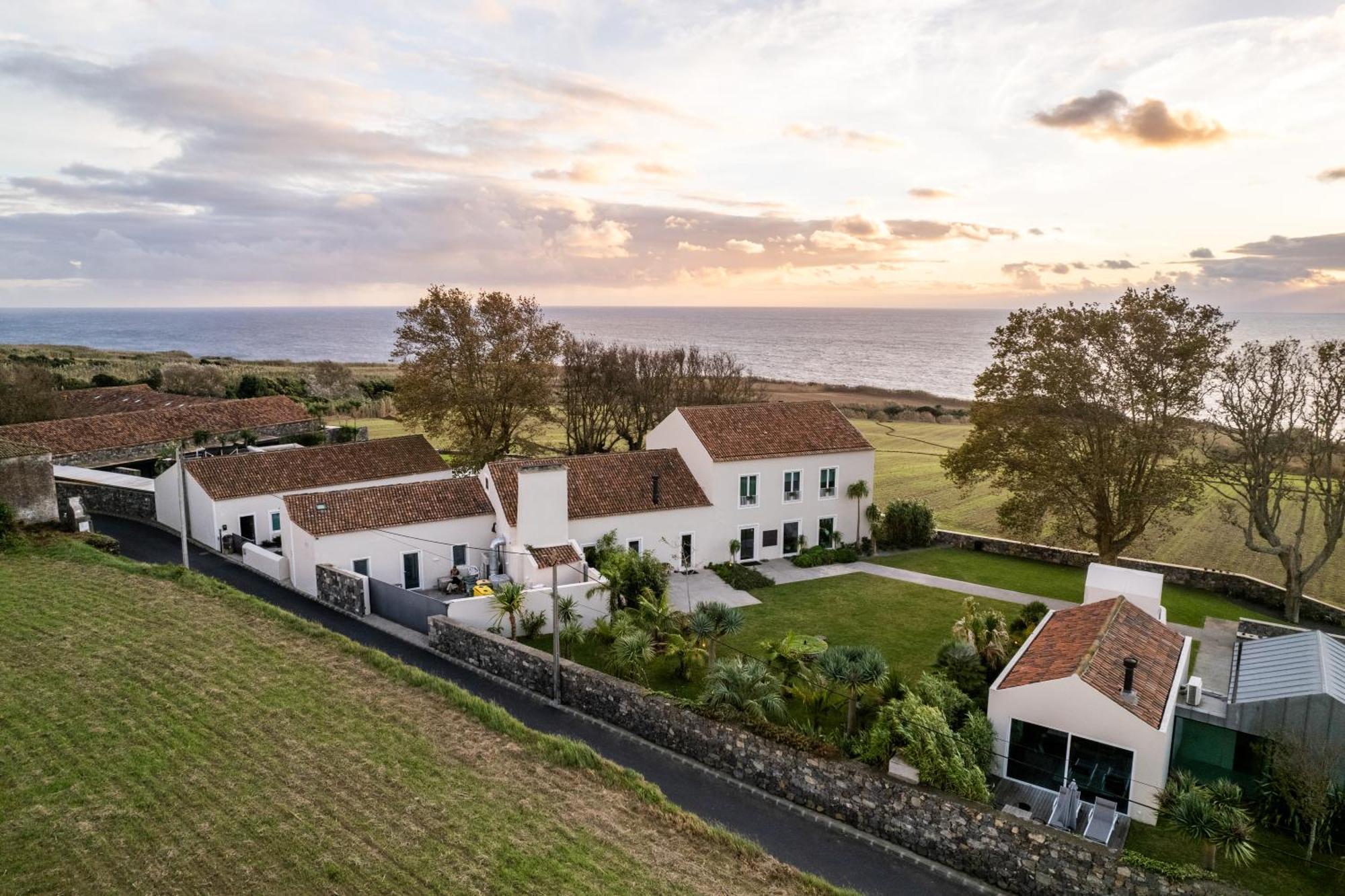 Sensi Azores Nature And Spa Ginetes Εξωτερικό φωτογραφία The main house of the Quinta do Canavial, the residence of the Count of Canavial